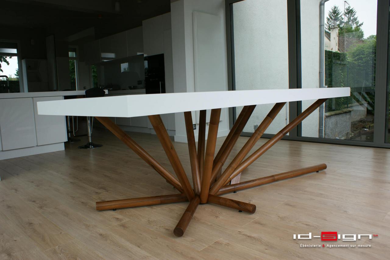 Table design en bois de noyer